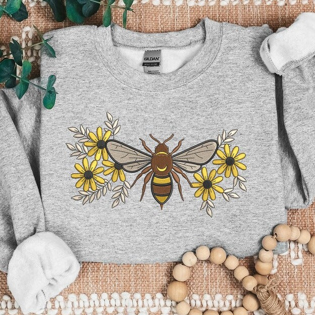 Embroidered Bumble Bee Sweatshirt, Flower Design Bee Aesthetic Embroidery Crewneck Jumper